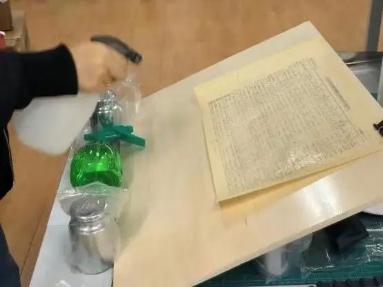 復(fù)旦大學(xué)實(shí)驗(yàn)團(tuán)隊(duì)對文獻(xiàn)紙張噴涂無水脫酸液