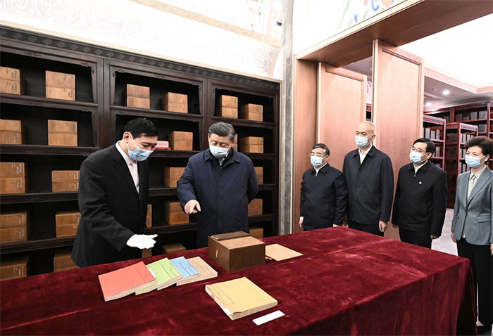 習(xí)近平1日下午在中國國家版本館考察時，在蘭臺洞庫了解館藏精品版本保存情況